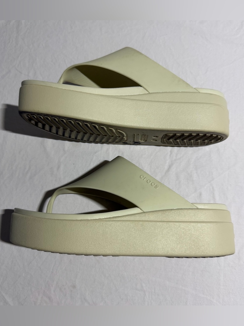 Crocs Women's Brooklyn Slip-On Flip Sandals - Picture 3 of 10